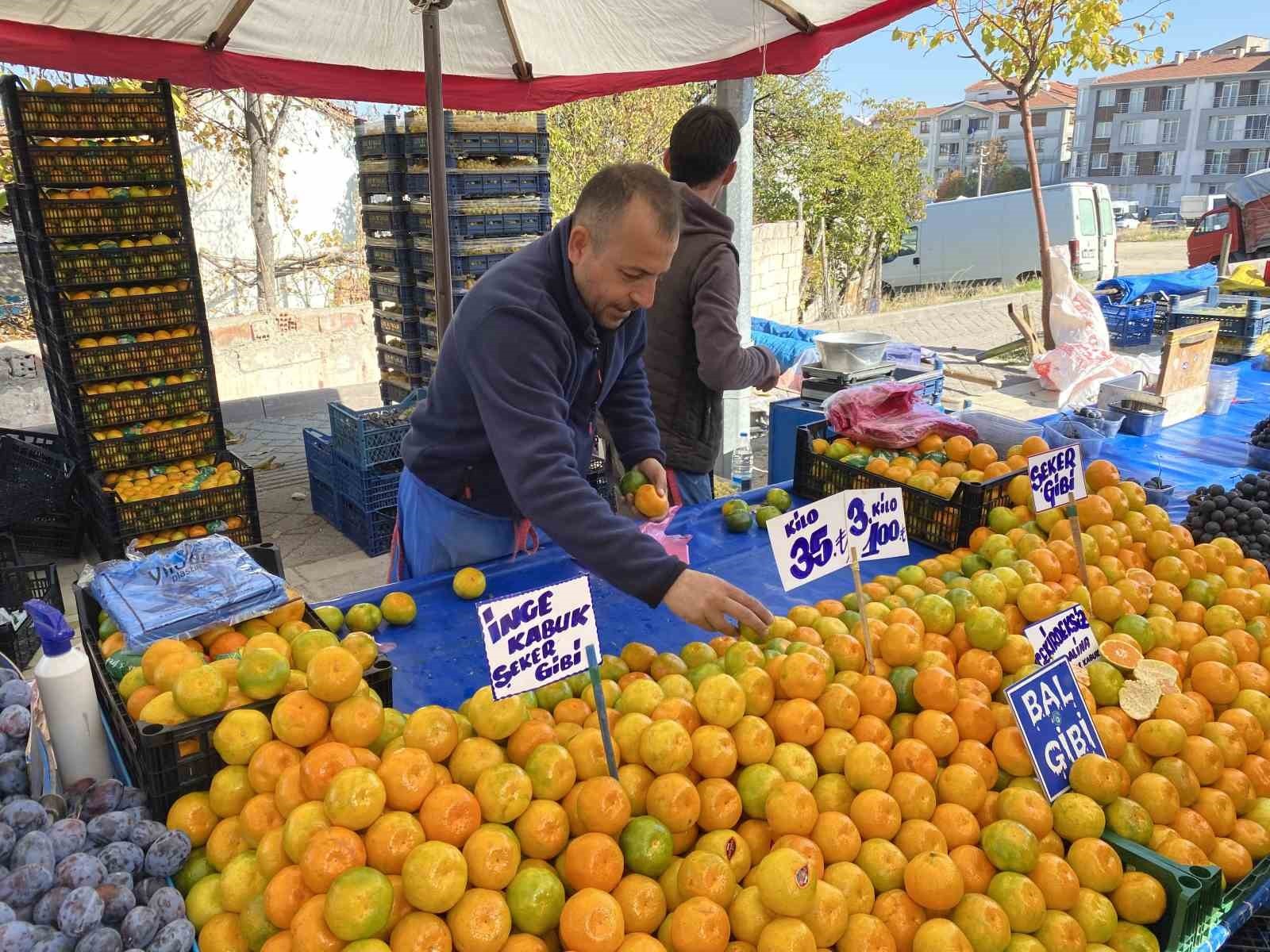 ESKİŞEHİR’DE KIŞ AYLARINDA VATANDAŞLARIN ÇOKÇA TERCİH ETTİĞİ MANDALİNA, GEÇEN SENEYE GÖRE...
