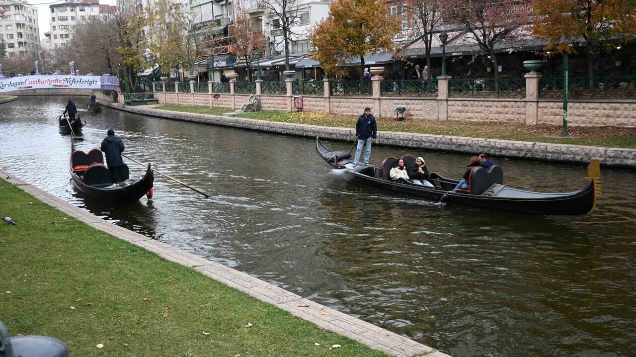 ESKİŞEHİR’DE KIŞ SOĞUKLARININ ETKİSİNİ GÖSTERMEYE BAŞLAMASINA ALDIRIŞ ETMEYEN YERLİ VE YABANCI...