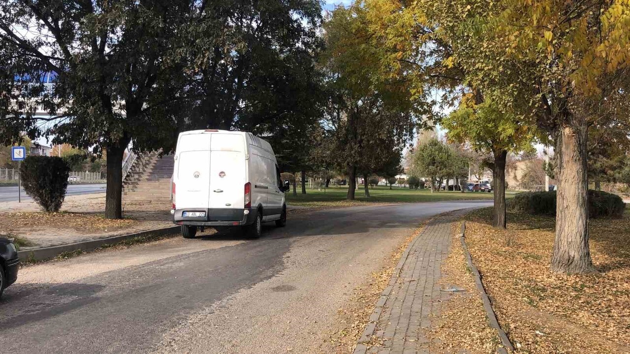 ESKİŞEHİR’DE POLİSİN ‘DUR’ İKAZINA UYMAYAN ÇEKME BELGELİ PANELVAN ARACA TOPLAMDA 11 BİN 427 TL...