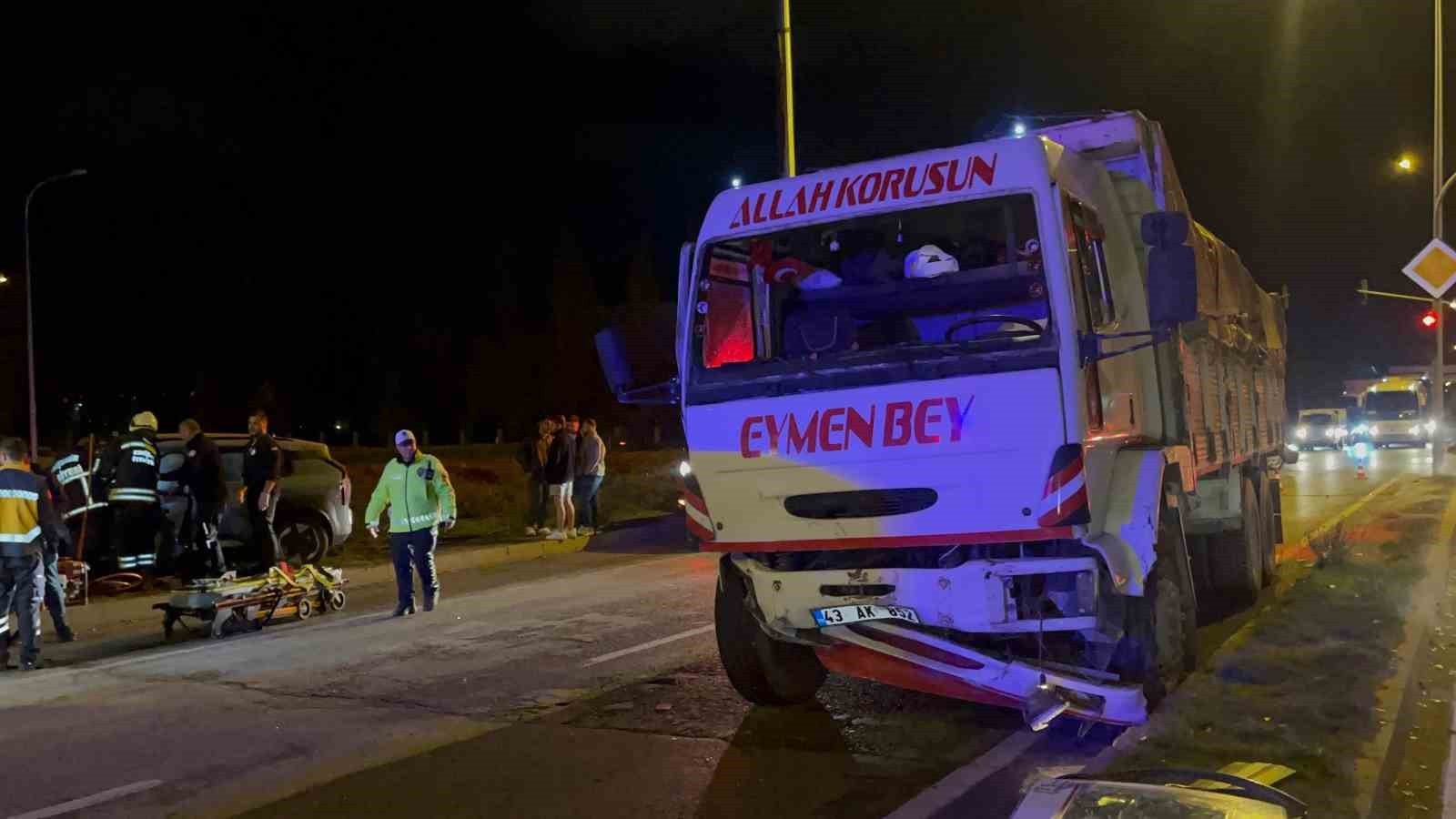 ESKİŞEHİR’DE PORSELEN HAMMADDESİ YÜKLÜ KAMYONUN OTOMOBİLLE ÇARPIŞMASI SONUCUNDA GERÇEKLEŞEN TRAFİK...