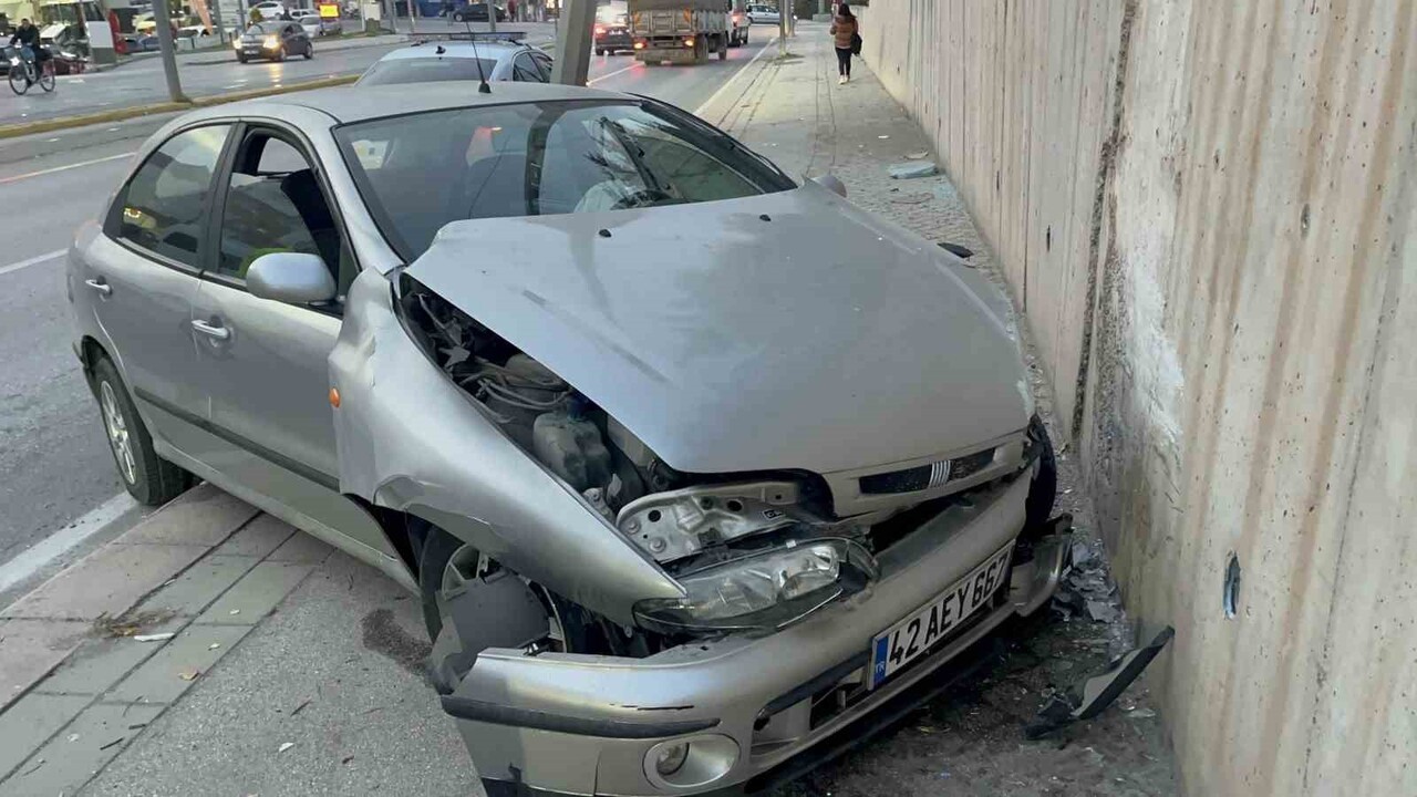 ESKİŞEHİR’DE SÜRÜCÜSÜNÜN KONTROLÜNDEN ÇIKAN ARAÇ YOL KENARINDAKİ AYDINLATMA DİREĞİNE ÇARPARAK...