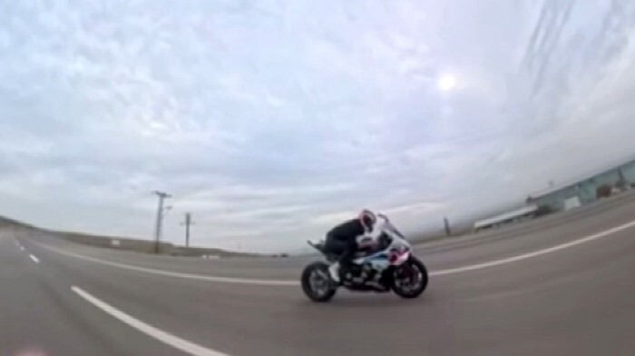 ESKİŞEHİR’DE TRAFİĞE AÇIK CADDEDE 2 HIZ MOTOSİKLETİ İLE YAPILAN YARIŞ TRAFİĞE TEHLİKEYE ATARKEN...