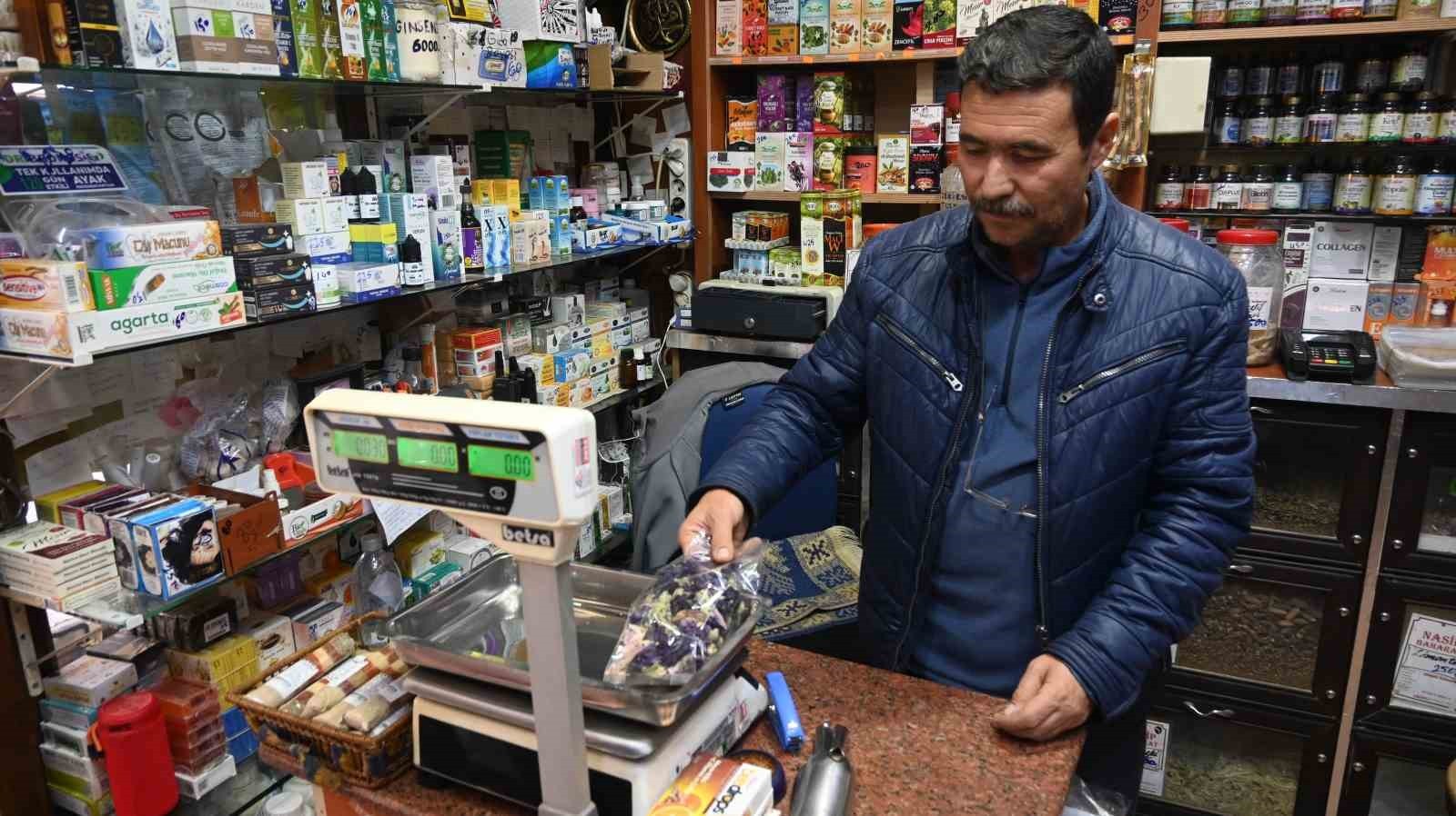 ESKİŞEHİR’DE UZUN YILLARDIR AKTARLIK YAPANN METİN AĞILÖNÜ, VATANDAŞLARI SALLAMA ÇAY KULLANIMINA...