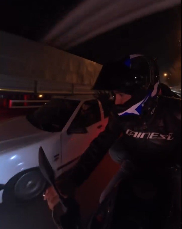 ESKİŞEHİR’DEKİ ÇEVREYOLUNDA SOL ŞERİTTE SEYREDEN MOTOSİKLETE, SOLLAMAYA GEÇMEK İSTEYEN BİR...