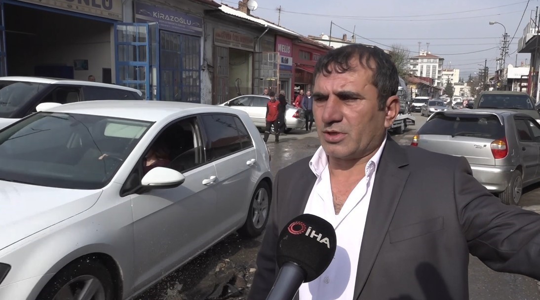 ESKİŞEHİR KÜÇÜK SANAYİ BÖLGESİ'NDE ESNAFIN ŞİKAYETLERİNİ ANLATTIĞI ESNADA BİR OTOMOBİLİN SU DOLU...