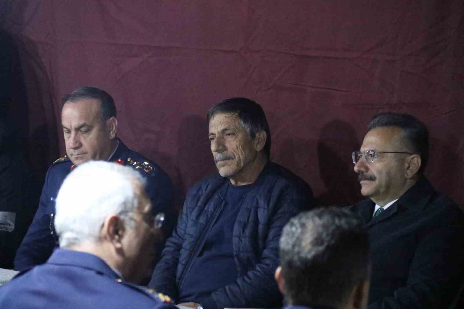 ESKİŞEHİR VALİSİ HÜSEYİN AKSOY'UN SOL TARAFTA BULUNAN KİŞİ ŞEHİT BABASI HALİL İBRAHİM...