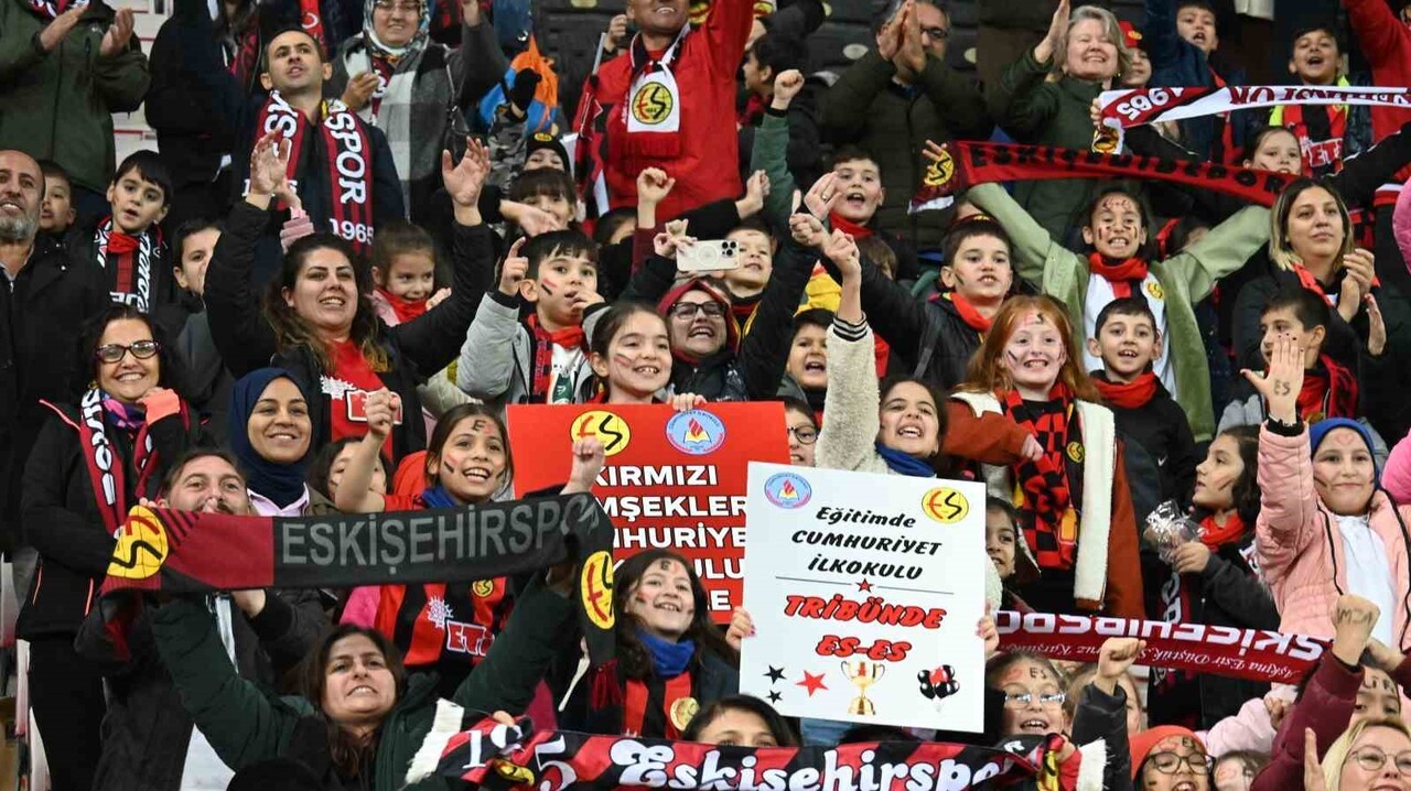 ESKİŞEHİRSPOR MAÇLARINDA, "KUCAK DOLUSU HAYALLER PROJESİ" KAPSAMINDA MİNİK ÖĞRENCİLER TRİBÜNDEKİ...