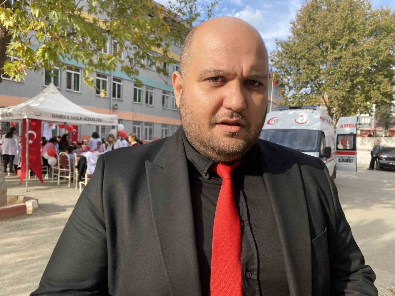 ETKİNLİĞE KATILAN ALAŞEHİR İLÇE SAĞLIK MÜDÜRÜ DR. SÜLEYMAN ÇAĞRI BOZKURT, PROGRAMIN ÇOCUKLARA...