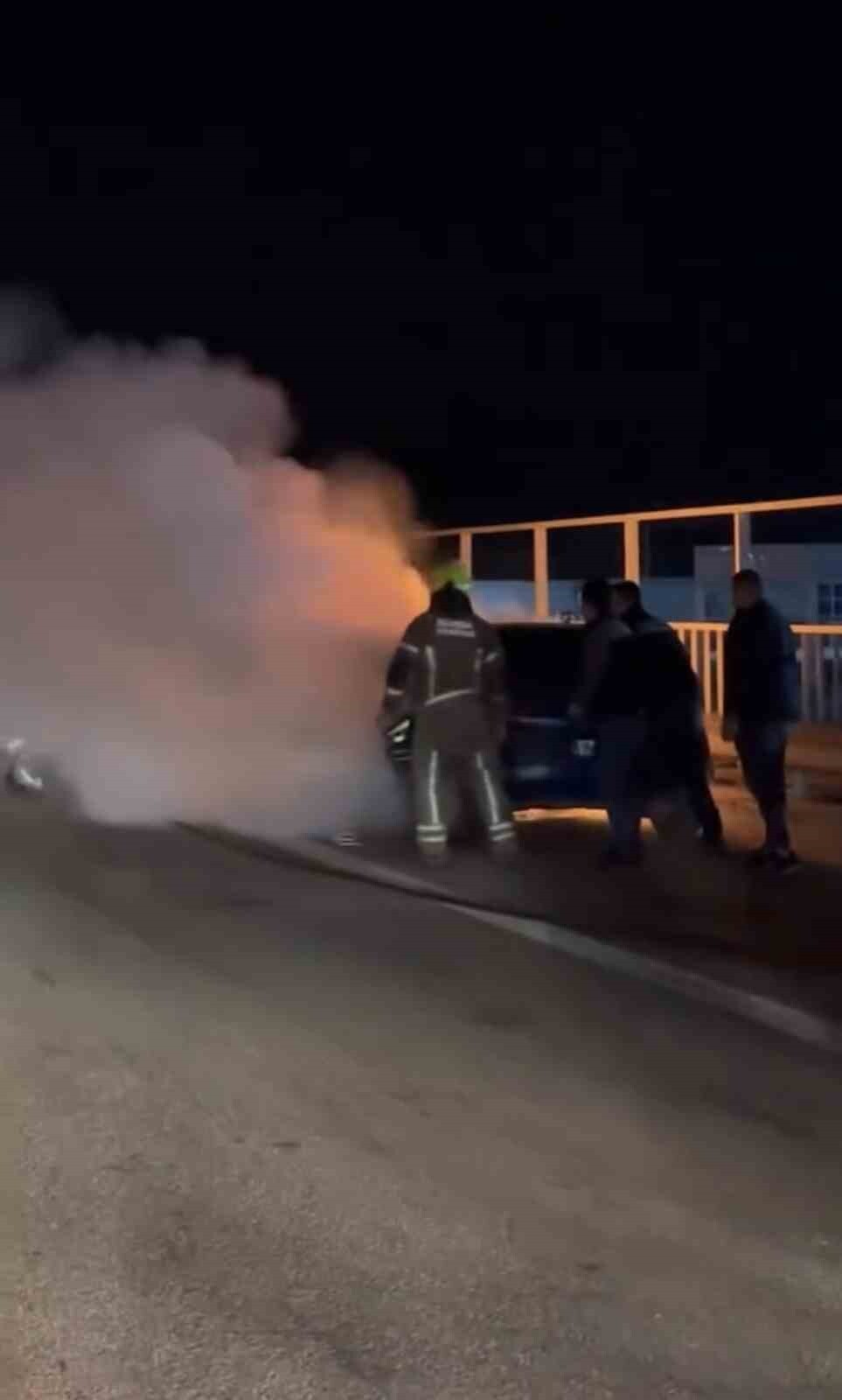 EYİR HALİNDEKİ OTOMOBİL ALEV ALEV YANDI