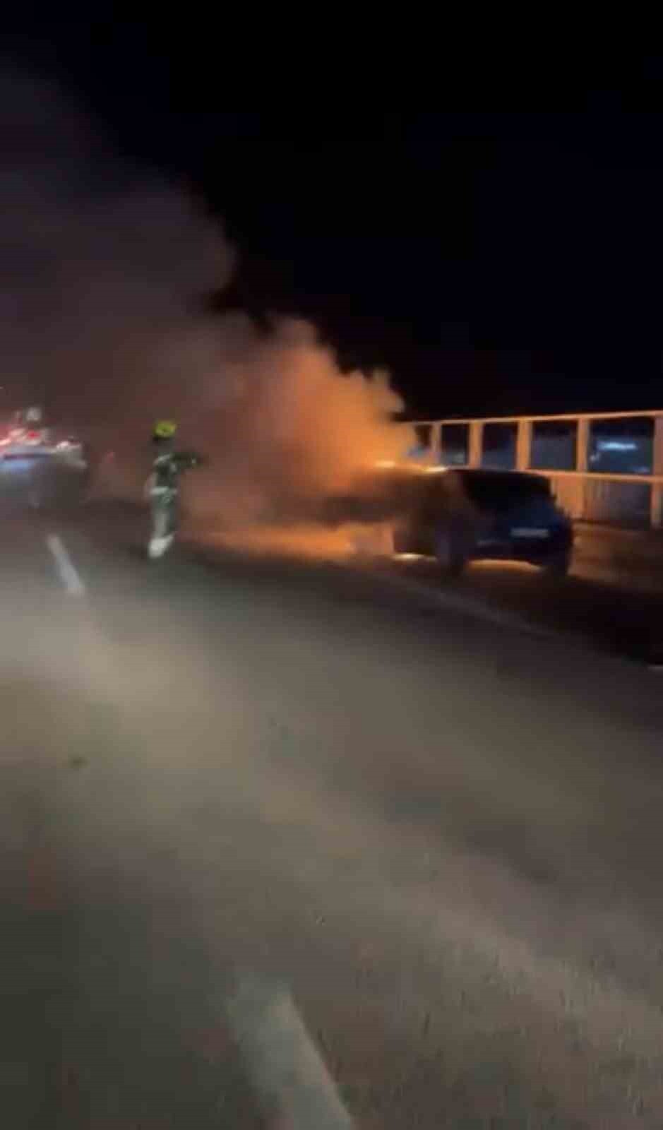 EYİR HALİNDEKİ OTOMOBİL ALEV ALEV YANDI