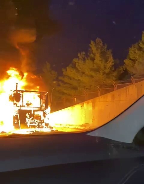 EYÜPSULTAN’DA SABAH SAATLERİNDE İETT OTOBÜSÜNDE YANGIN ÇIKTI