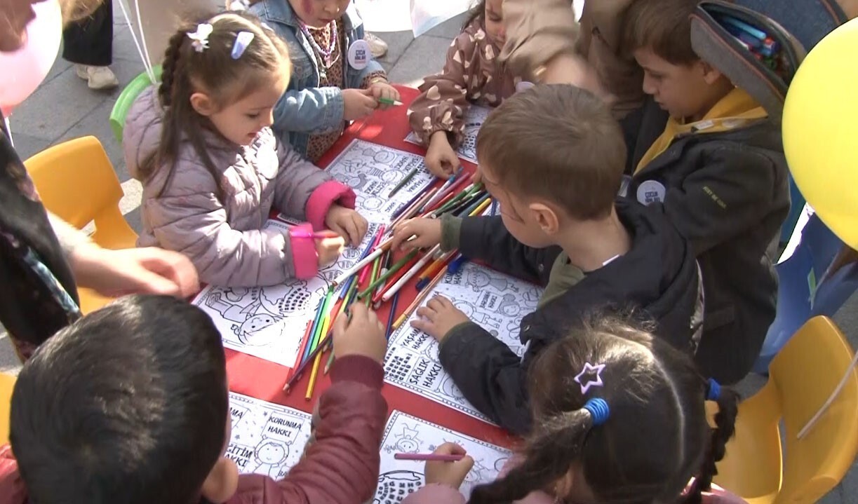 EYÜPSULTAN MEYDANI'NDA AK PARTİ İSTANBUL İL KADIN KOLLARI TARAFINDAN 20 KASIM DÜNYA ÇOCUK HAKLARI...