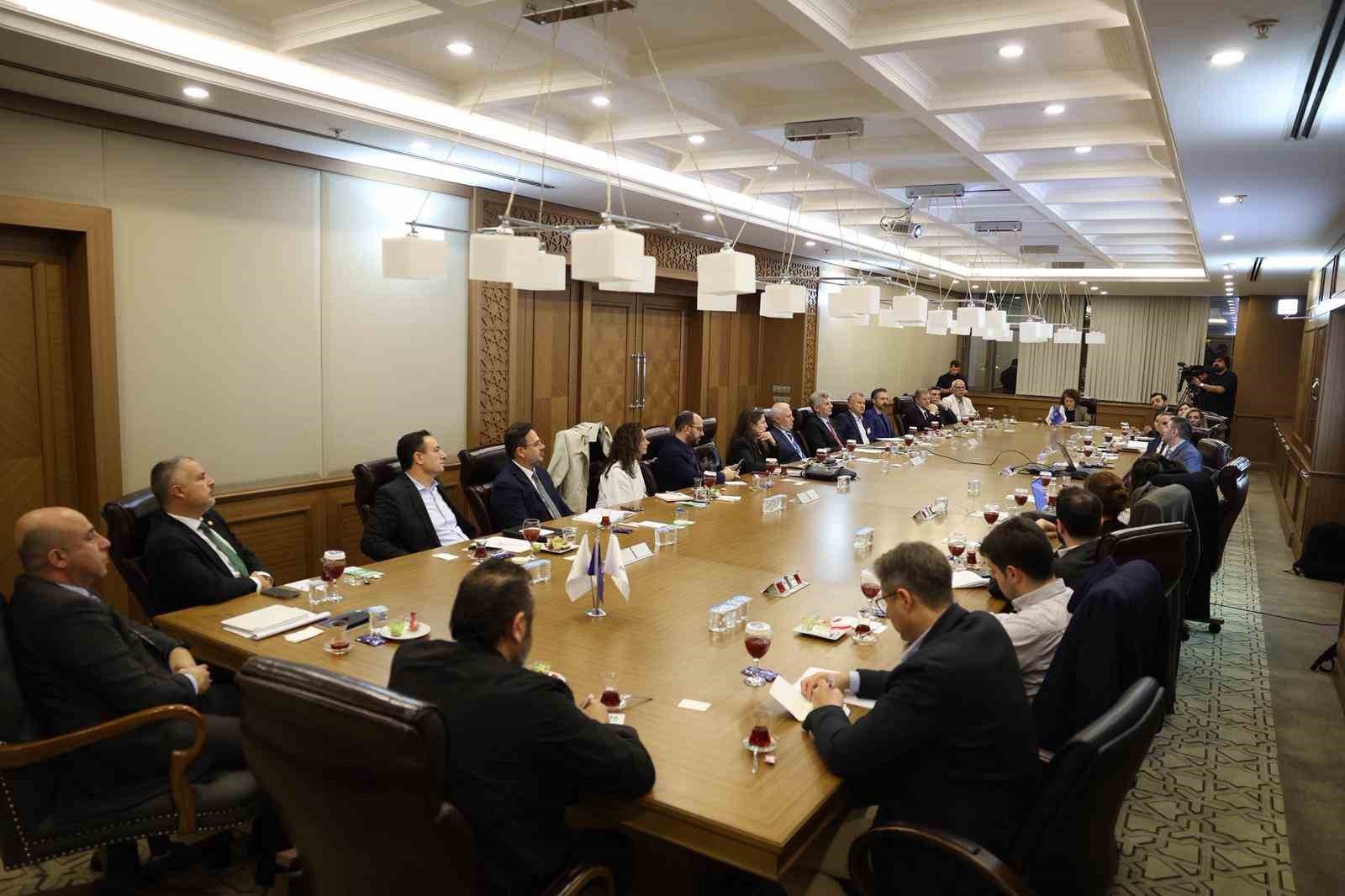 FARKLI SEKTÖRLERİN GÖRÜŞ VE ÖNERİLERİNİN DOĞRUDAN ALINDIĞI TOPLANTILARIN SON KONUĞU, İNŞAAT VE...