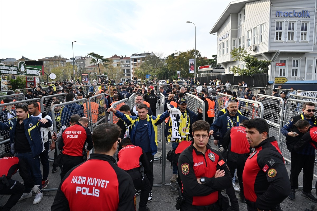 Fenerbahçe taraftarı, Trendyol Süper Lig'in 11. haftasında bu akşam oynanacak Beşiktaş derbisi...