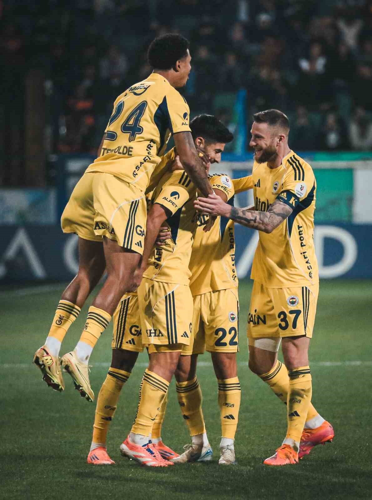 FENERBAHÇE, TRENDYOL SÜPER LİG'DE ÇAYKUR RİZESPOR'U 5-2 YENERKEN RAKİBİNE KARŞI 13 MAÇLIK...