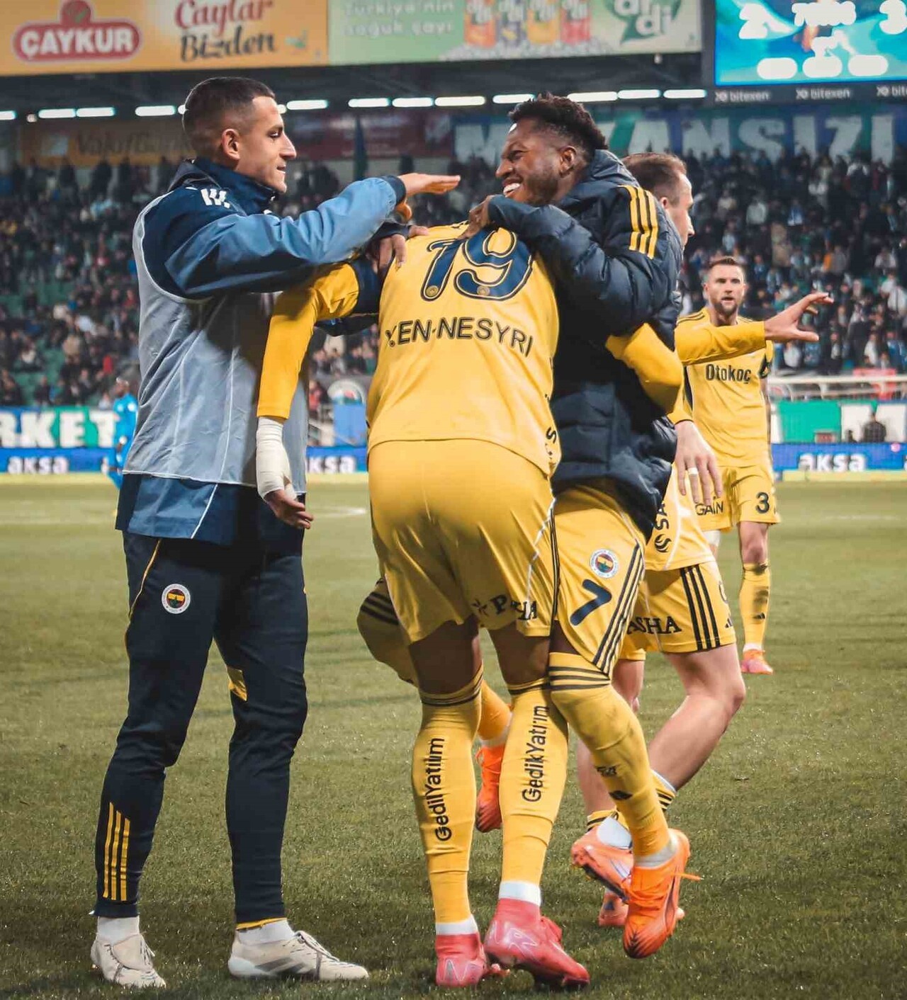 FENERBAHÇE, TRENDYOL SÜPER LİG'DE KONUK OLDUĞU ÇAYKUR RİZESPOR'U MAĞLUP EDERKEN GALİBİYET SERİSİNİ...