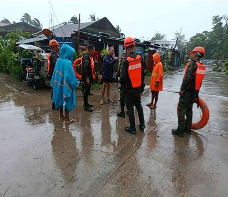 FİLİPİNLER'İ VURAN FUNG-WONG SÜPER TAYFUNU NEDENİYLE HAYATINI KAYBEDENLERİN SAYISI 27'YE...