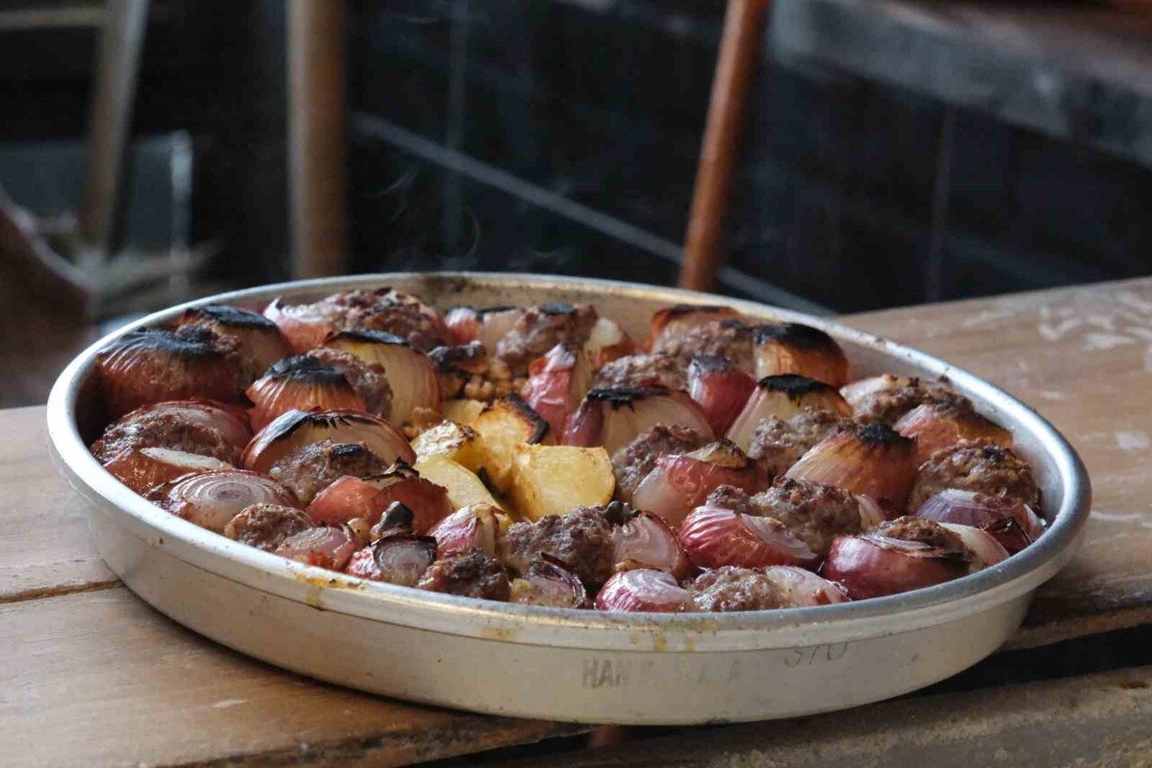 GAZİANTEP'İN KIŞ LEZZETLERİNDEN BİRİ OLAN SOĞAN KEBABI, SAĞLIĞA OLAN FAYDALARINDAN DOLAYI...