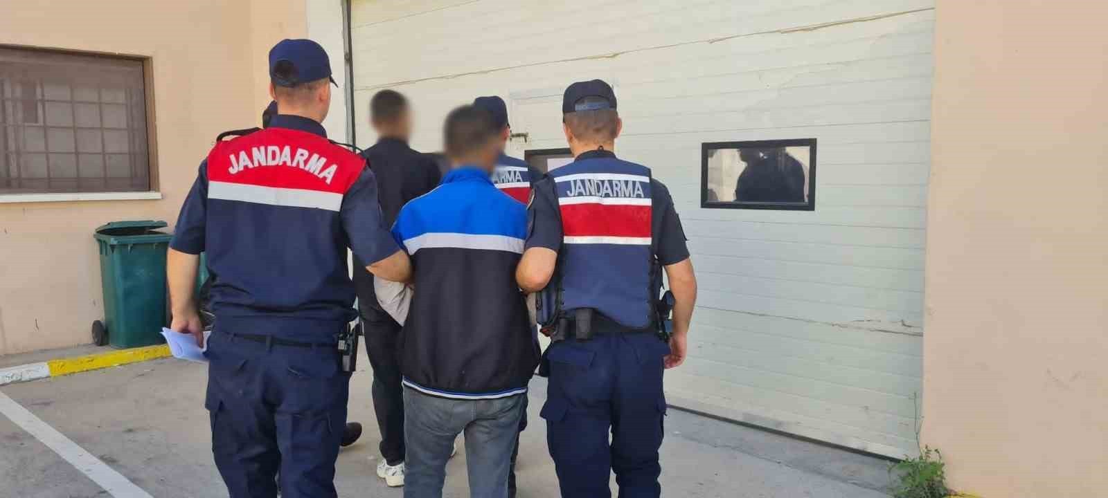 GAZİANTEP'TE 3 DÜZENSİZ GÖÇMEN VE 3 ORGANİZATÖR YAKALANDI