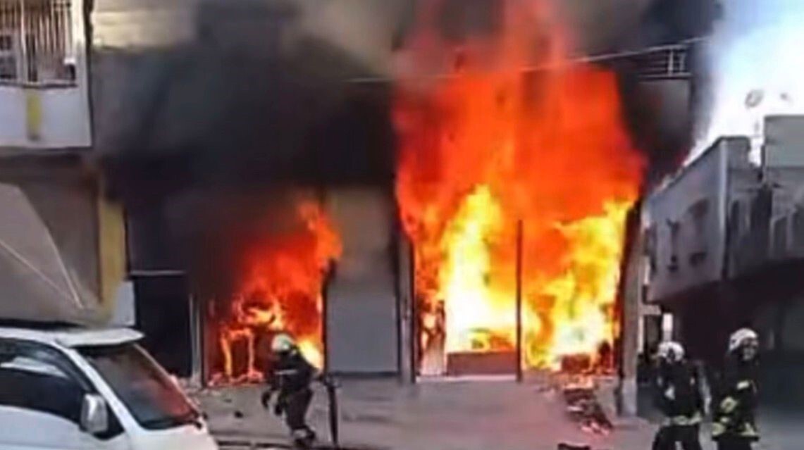 GAZİANTEP'TE BİR İŞ YERİNDE ÇIKAN VE KISA SÜREDE BÜYÜYEN YANGIN, İTFAİYE EKİPLERİNCE SÖNDÜRÜLDÜ....