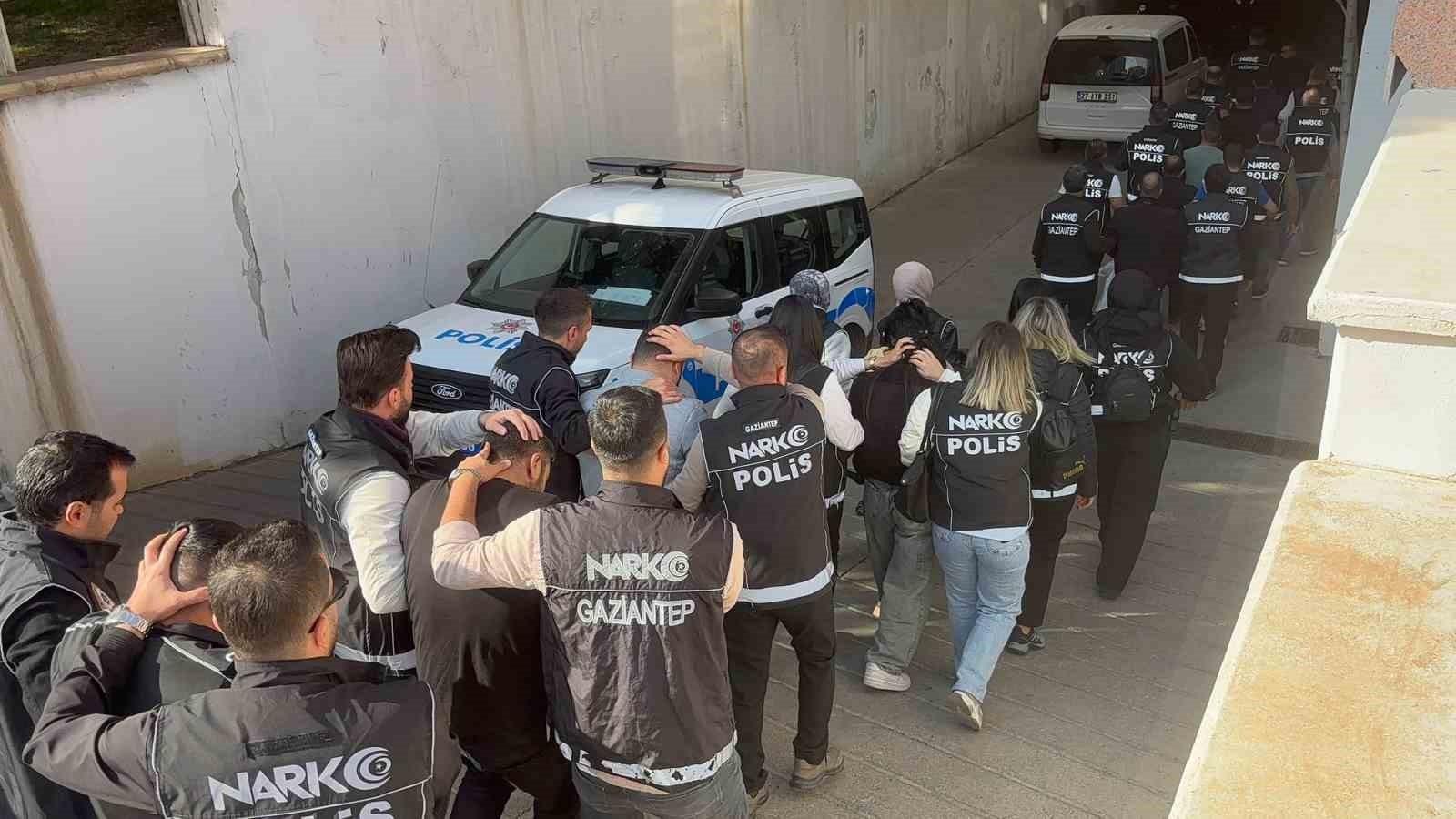 GAZİANTEP'TE DEV UYUŞTURUCU OPERASYONU: 16 ŞÜPHELİ TUTUKLANDI, 13 ŞÜPHELİ ADLİYEYE SEVK...