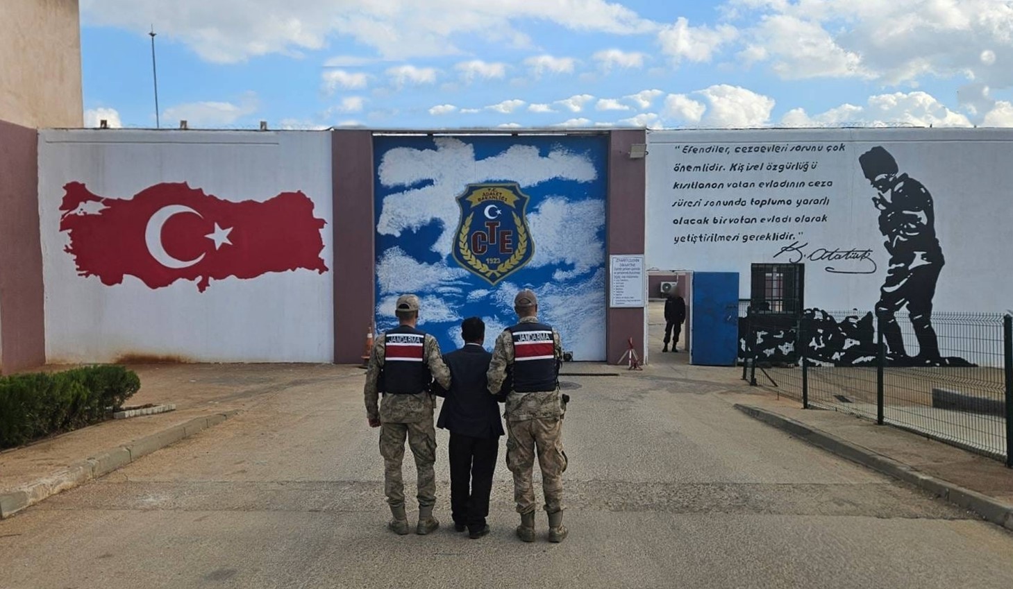 GAZİANTEP'TE HIRSIZLIK SUÇUNDAN 17 YIL KESİNLEŞMİŞ HAPİS CEZASIYLA ARANAN ŞAHIS, JANDARMA...