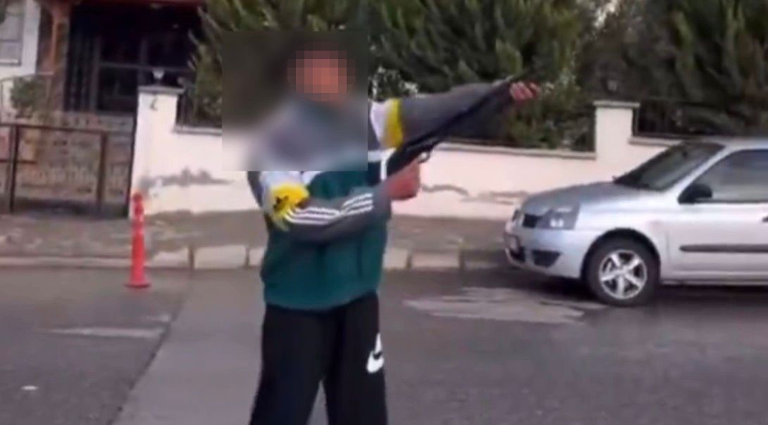 GAZİANTEP'TE ŞOK GÖRÜNTÜLER: 3 ŞAHIS POMPALI TÜFEKLE RASTGELE ATEŞ AÇTI