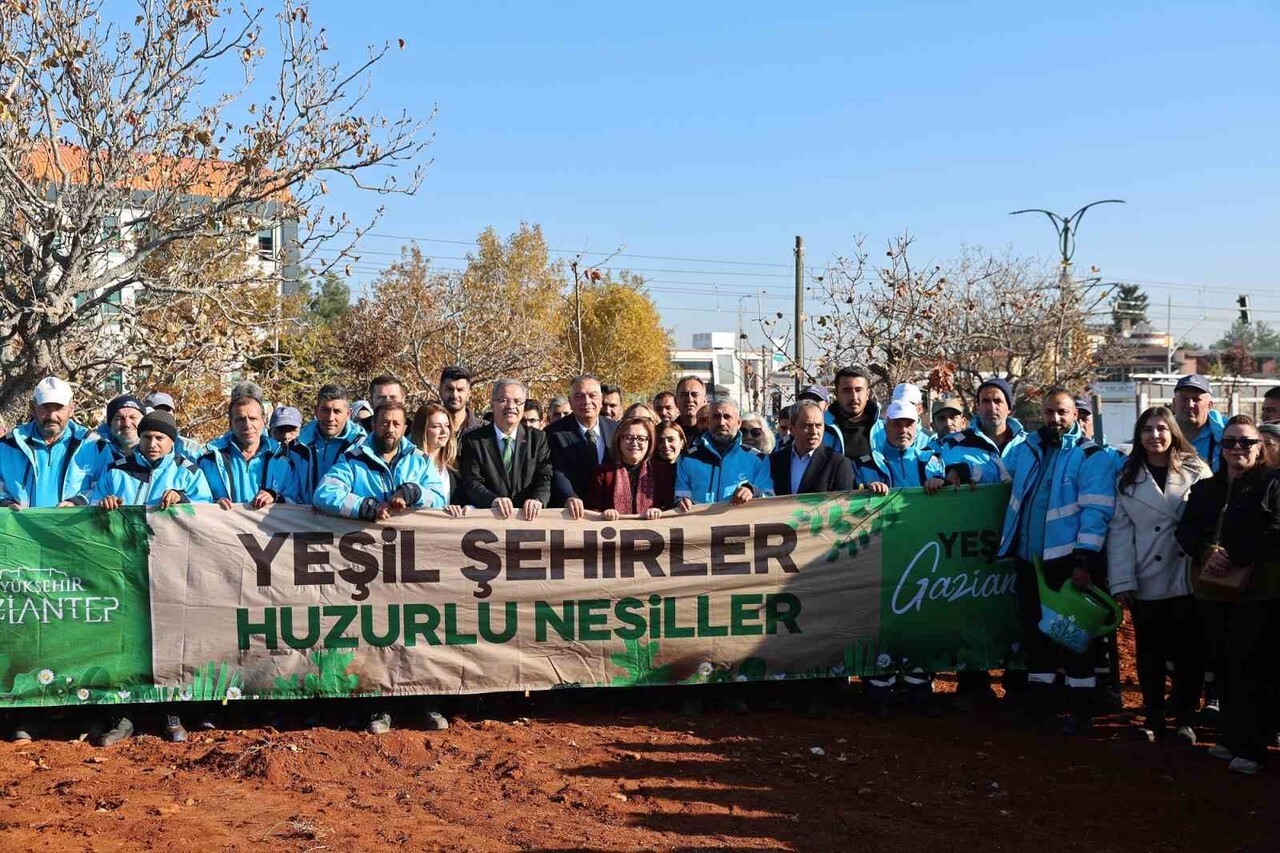 GAZİANTEP BÜYÜKŞEHİR’İN YEŞİLANTEP PROJESİ İLE ŞEHİR MERKEZİ AĞAÇLANIYOR