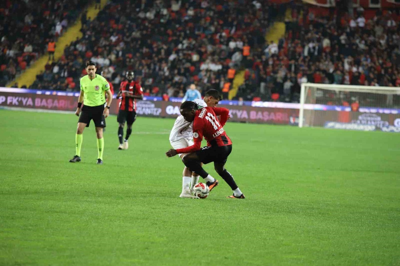 GAZİANTEP FUTBOL KULÜBÜ, TRENDYOL SÜPER LİG'İN 14. HAFTASINDA KONUK ETTİĞİ EYÜPSPOR'A 2-1 MAĞLUP...