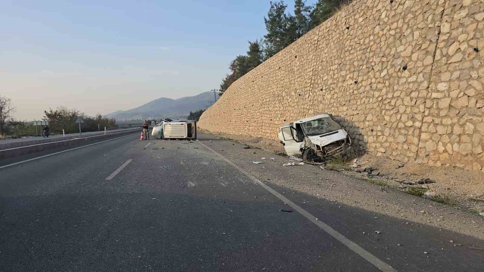 GAZİANTEP’İN İSLAHİYE İLÇESİNDE KAMYONETİN HAFİF TİCARİ ARACA ARKADAN ÇARPMASI SONUCU MEYDANA...