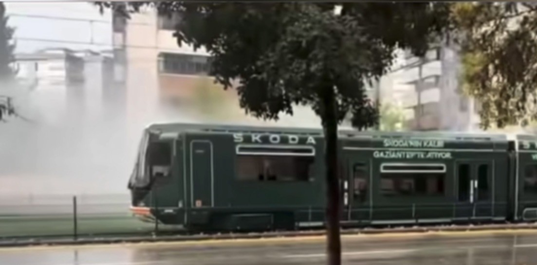 GAZİANTEP’TE FACİANIN EŞİĞİNDEN DÖNÜLDÜ: YÜZLERCE YOLCUNUN OLDUĞU TRAMVAYA YILDIRIM İSABET...