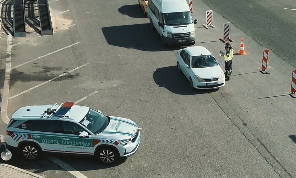 GAZİANTEP’TE JANDARMA DRON DESTEKLİ TRAFİK DENETİMİ YAPTI