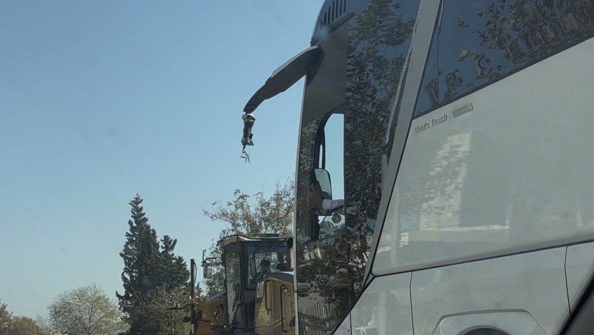 GAZİANTEP’TE ŞEHİRLER ARASI YOLCU TAŞIMACILIĞI YAPAN BİR OTOBÜS ŞÖFÖRÜ, KIRILAN AYNASINI ELİNDE...