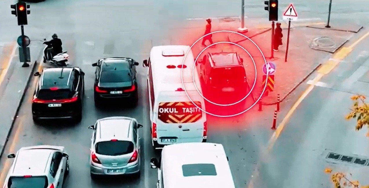 GAZİANTEP’TE TRAFİKTE BEKLEYEN ARAÇLARIN ARASINA ’KAYNAK’ YÖNTEMİYLE GİREREK HATALI ŞERİT...