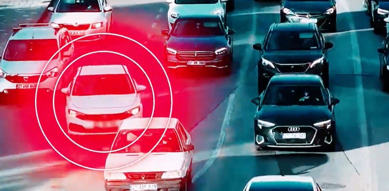 GAZİANTEP’TE TRAFİKTE BEKLEYEN ARAÇLARIN ARASINA ’KAYNAK’ YÖNTEMİYLE GİREREK HATALI ŞERİT...