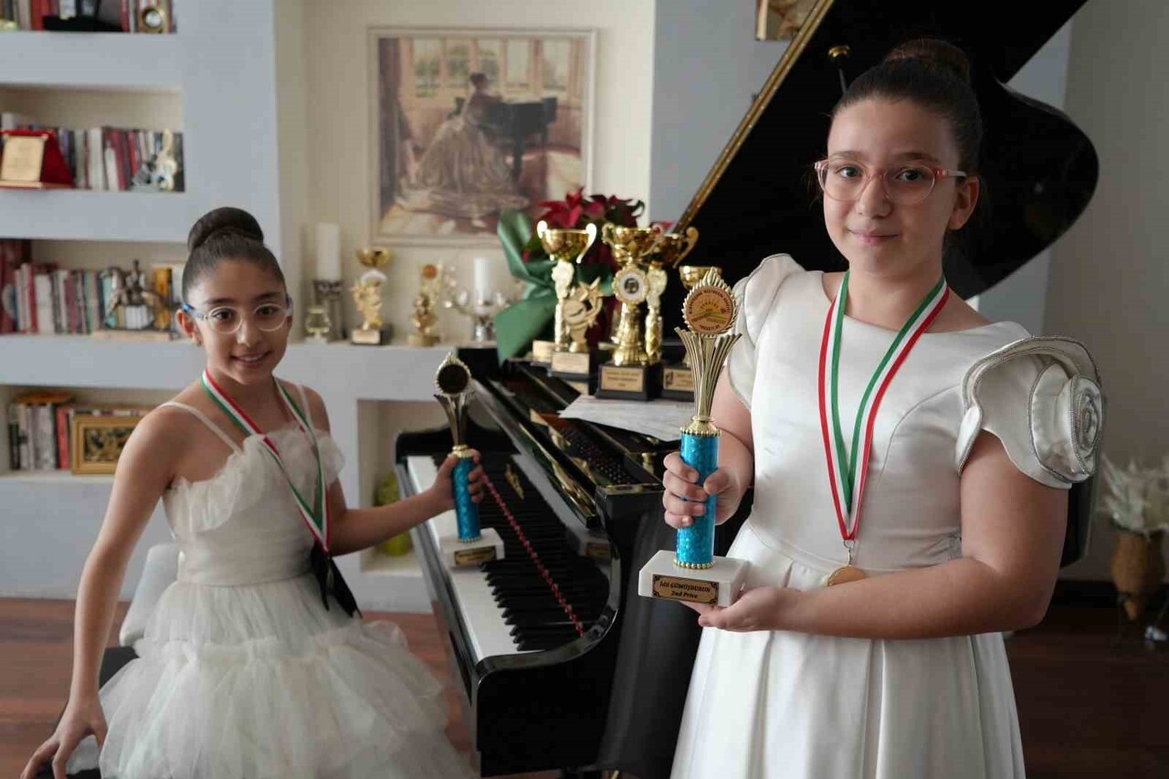 GAZİANTEP’TE YAŞAYAN İKİ MİNİK PİYANİST İDİL GÜMÜŞBURUN VE BERİKA BUDUMLU, 3 YILLIK EĞİTİMLERİNİN...