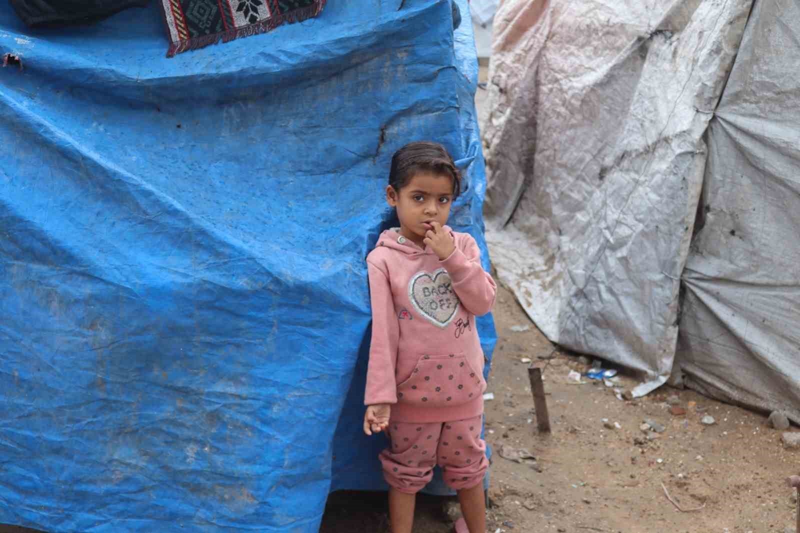 GAZZE ŞERİDİ'NDE ETKİLİ OLAN ŞİDDETLİ YAĞIŞ SONUCU ÇADIRLAR, SULAR ALTINDA KALDI. İSRAİL...