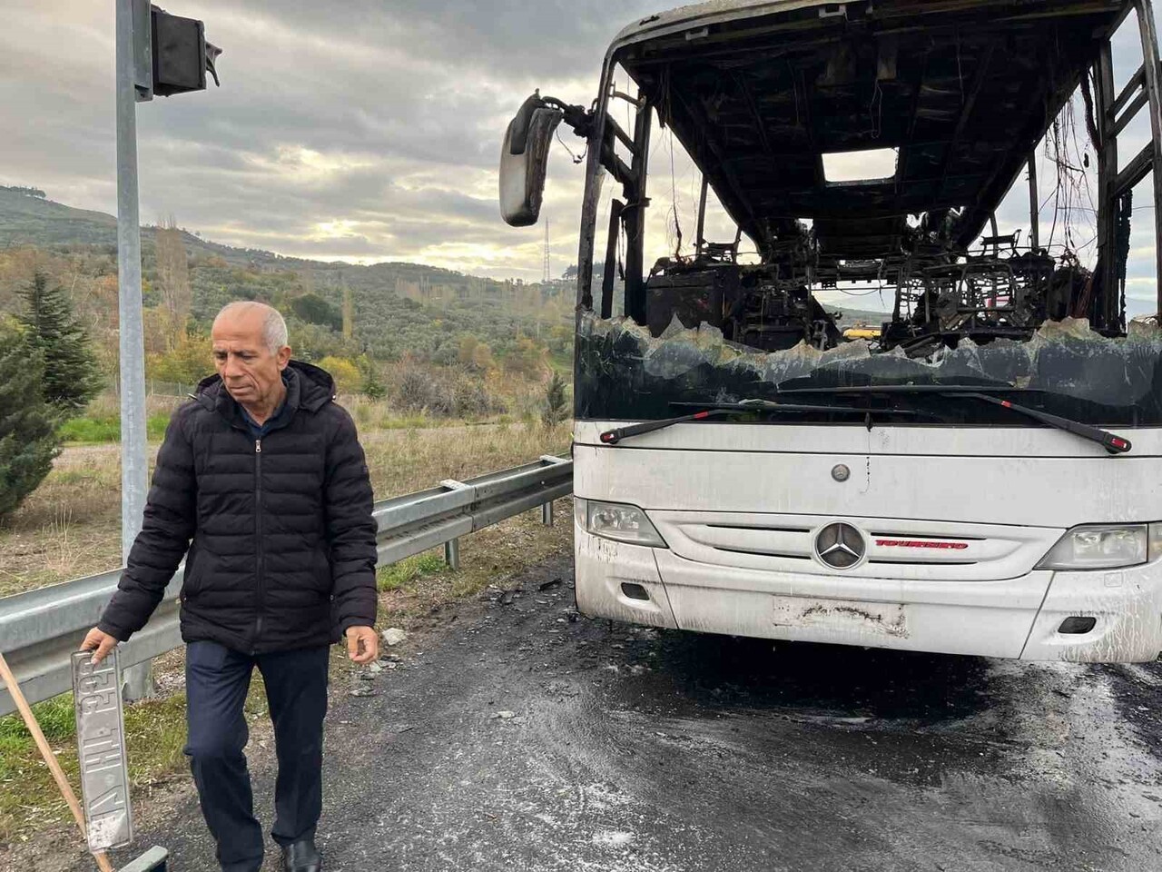 GEBZE-ORHANGAZİ-İZMİR OTOYOLU ORHANGAZİ TÜNELİ YAKINLARINDA MEYDANA GELEN OTOBÜS YANGININDA...