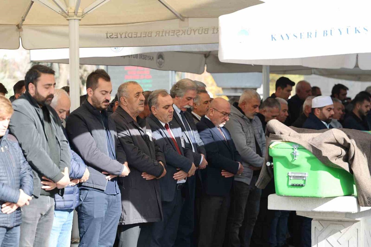 GEÇİRDİĞİ RAHATSIZLIK SONUCU YAŞAMINI YİTİREN ERCİYES ÜNİVERSİTESİ (ERÜ) ÖNCEKİ DÖNEM REKTÖR...