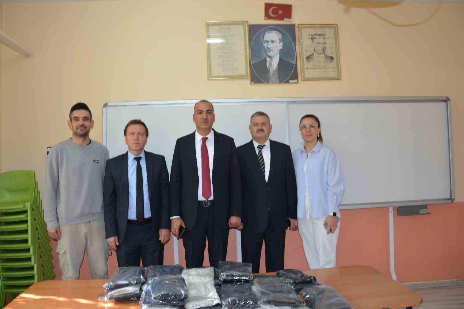 GEDİZ HALK EĞİTİMİ MERKEZİ’NDEN İHTİYAÇ SAHİBİ ÖĞRENCİLERE EL EMEĞİ KIŞ DESTEĞİ