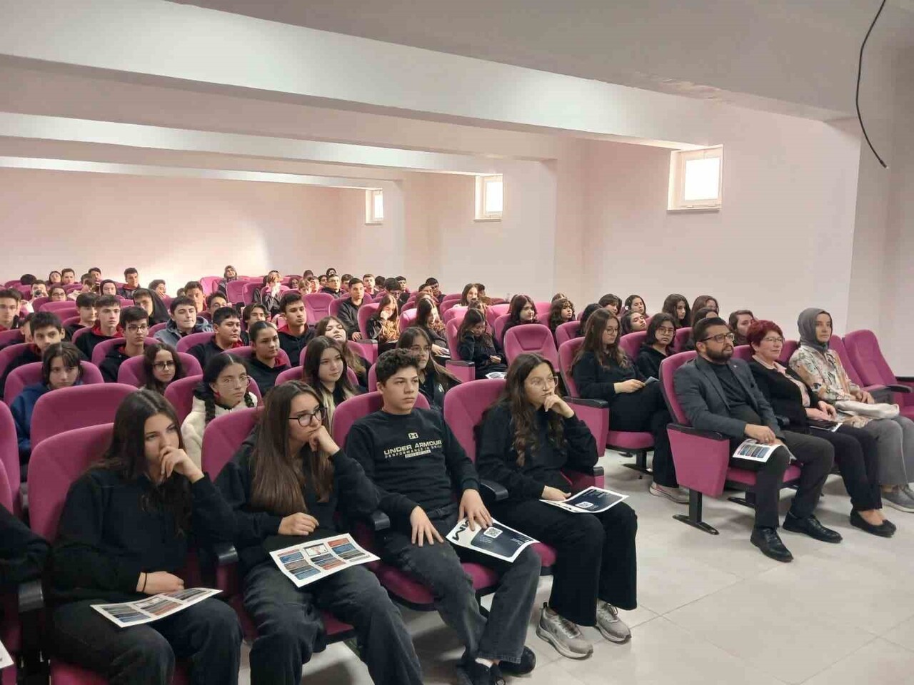 GENÇLER, 'DİJİTAL OKURYAZARLIK VE DEZENFORMASYONLA MÜCADELE' KONULARINDA BİLİNÇLENİYOR