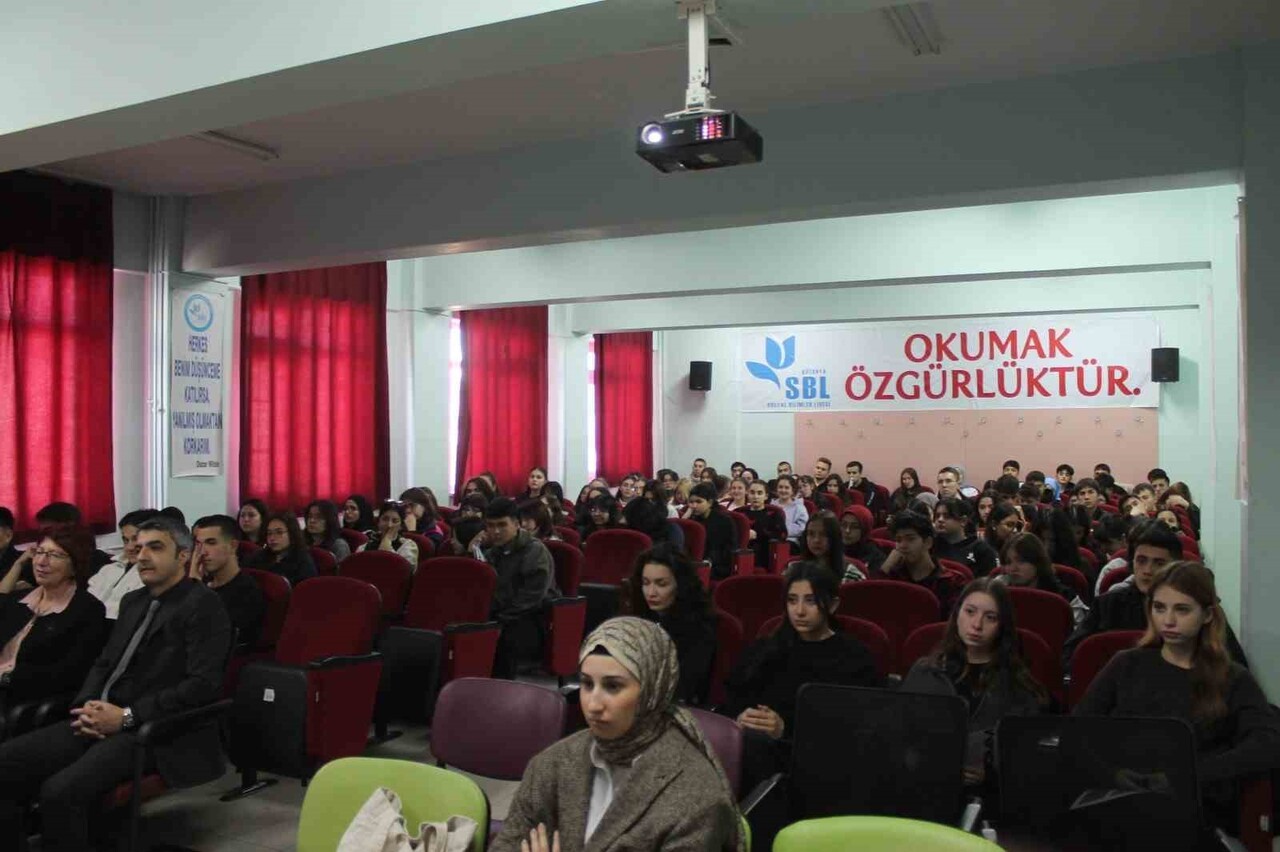 GENÇLER, 'DİJİTAL OKURYAZARLIK VE DEZENFORMASYONLA MÜCADELE' KONULARINDA BİLİNÇLENİYOR