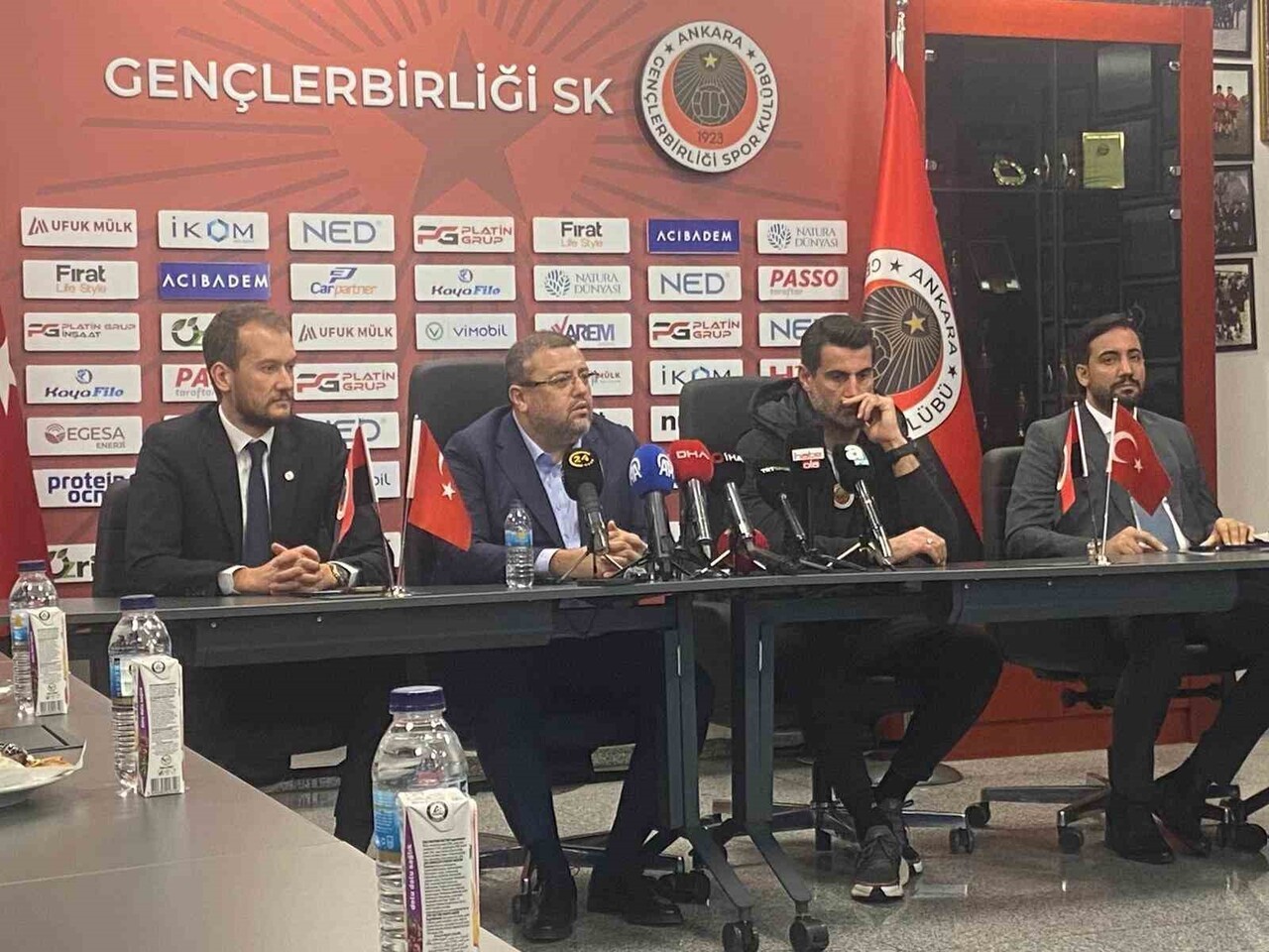 GENÇLERBİRLİĞİ BAŞKANI MEHMET KAYA, GENÇLERBİRLİĞİ’NİN DEVRE ARASINDA TRANSFER ETMEK İÇİN EMRE MOR...