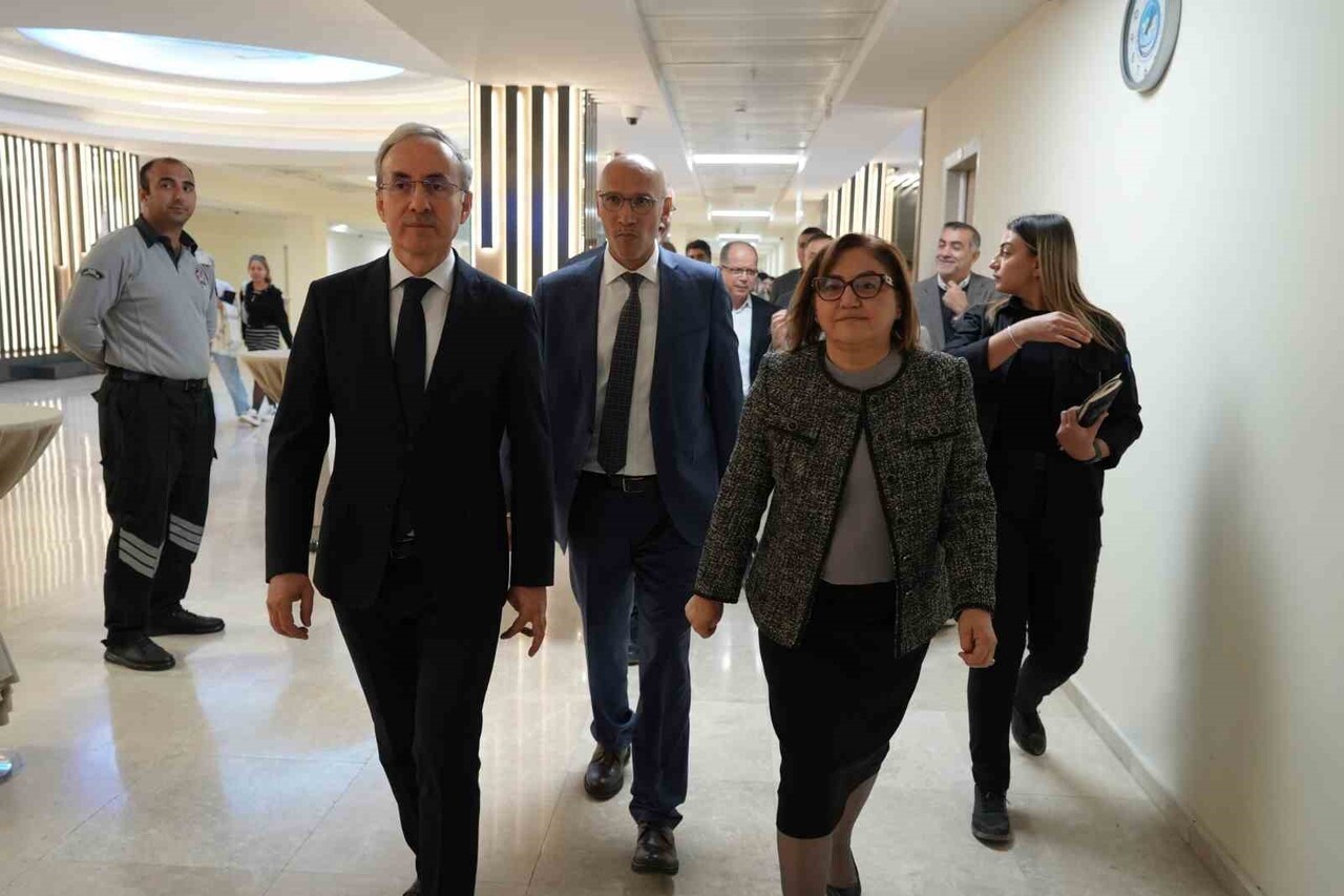 GİBTÜ GENÇLİK BULUŞMALARINDA FATMA ŞAHİN ÖĞRENCİLERLE BİR ARAYA GELDİ