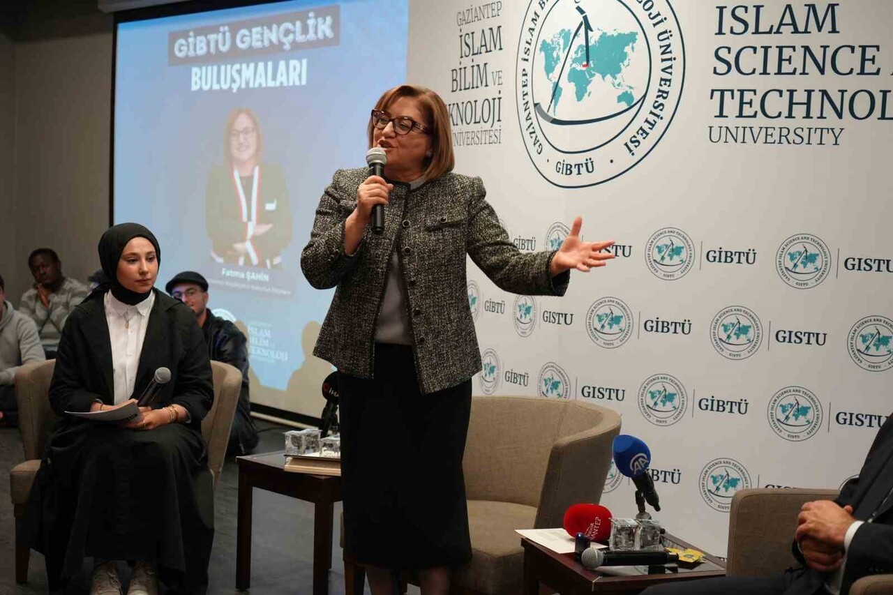 GİBTÜ GENÇLİK BULUŞMALARINDA FATMA ŞAHİN ÖĞRENCİLERLE BİR ARAYA GELDİ