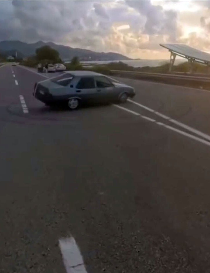 GİRESUN’DA TRAFİK MAGANDALARI KARADENİZ SAHİL YOLU’NU KAPATARAK DRİFT YAPTI. O ANLAR, YOLDAN GEÇEN...