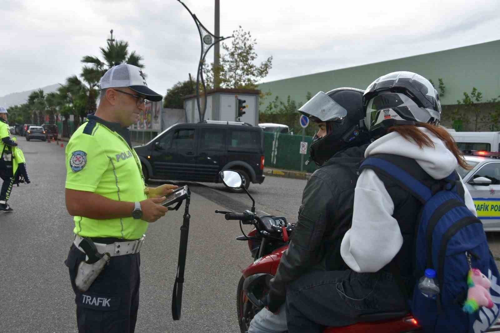 GİRESUN İL EMNİYET MÜDÜRLÜĞÜ TRAFİK TESCİL VE DENETLEME ŞUBE MÜDÜRLÜĞÜ EKİPLERİ, KENT MERKEZİNDE...