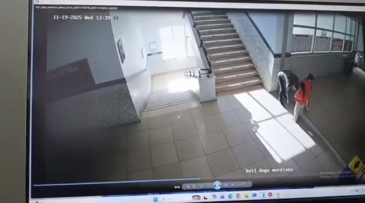 GÖRÜNTÜLERDE, ÖĞRENCİNİN NEFES ALAMADIĞINI FARK EDEN ÖZKAN’IN HEMEN MÜDAHALEDE BULUNDUĞU VE KISA...