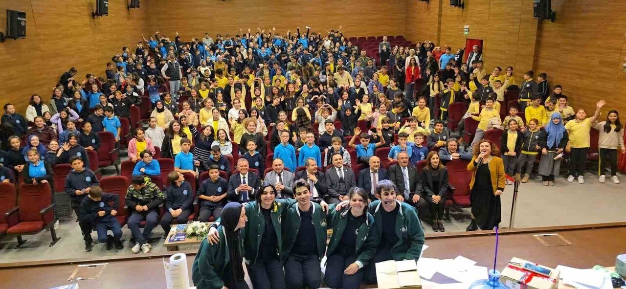 GÖSTERİ SONRASI TOPLU OLARAK HATIRA FOTOĞRAFI ÇEKİNİLDİ