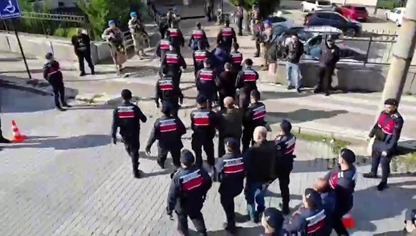 GÖZALTINA ALINAN 9 ŞÜPHELİDEN 5'İ ÇIKARILDIKLARI MAHKEMECE TUTUKLANDI